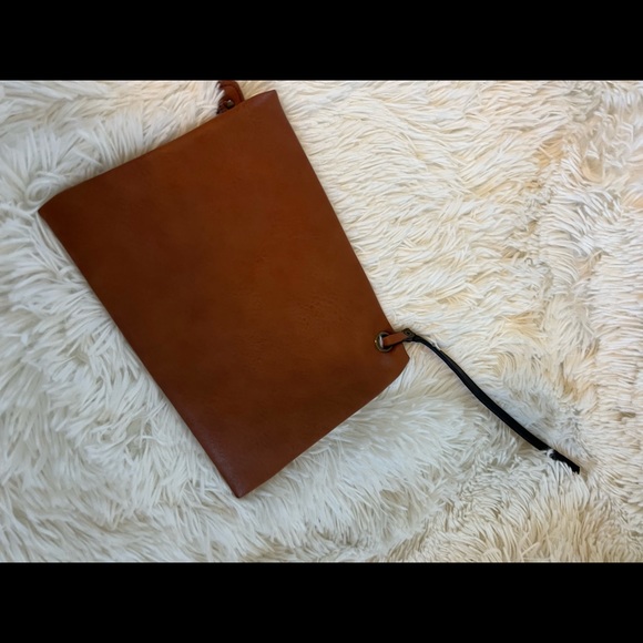 G.H BASS & Co - Essential One Size Fits All Clutch - Picture 2 of 3